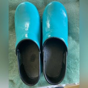 Dansko Nursing clogs Women’s size 37 like new been worn twice